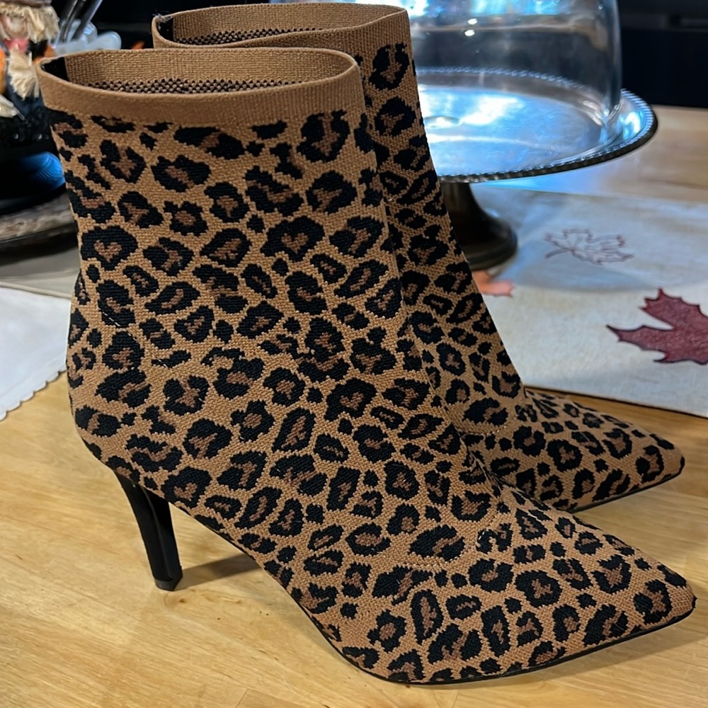Mia animal print pull on boot 8 M